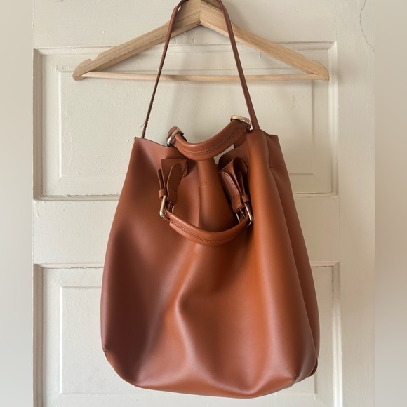 Jessie & Jane Bucket Tote - Picture 1 of 8